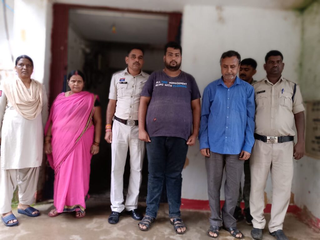 ठगी के मामले फरार तीन आरोपियों को जशपुर पुलिस ने अंबिकापुर से धर दबौचा 1 1001339526