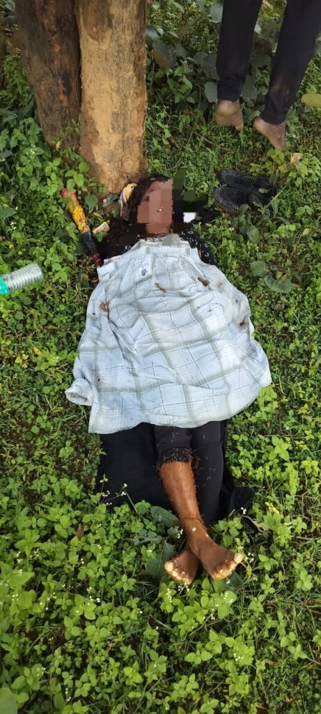 युवक पेड़ पर फांसी के फंदे में था लटका, युवती उसी पेड़ के नीचे पड़ी थी, मृत अवस्था में 1 1001355543