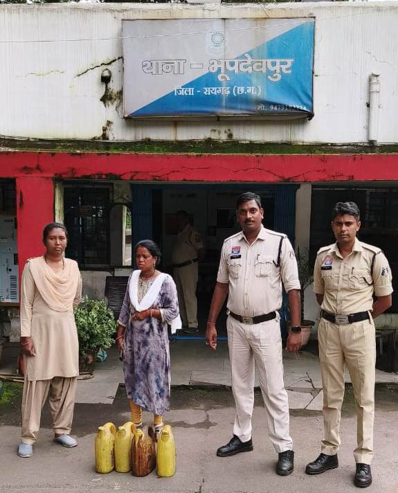 पुलिस ने ग्राम नहरपाली में महिला को 20 लीटर महुआ शराब के साथ पकड़ा, शराब बनाने के बर्तन भी जप्त 1 1001365915