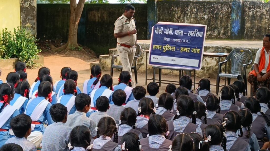 स्कूलों में जागरूकता कार्यक्रम, चौकी प्रभारी जोबी ने छात्रों को दी साइबर अपराध और महिला सुरक्षा की जानकारी 1 1001368116