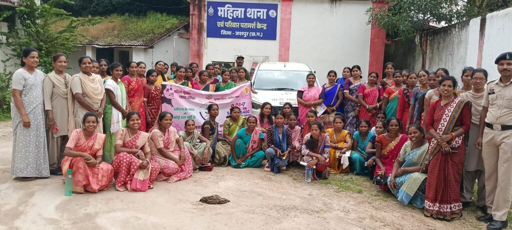 जशपुर पुलिस द्वारा महिला थाना परिसर में चलाया गया जागरूकता अभियान 1 1001375965 1