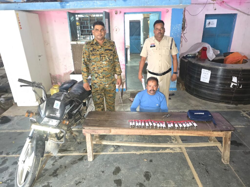 पुलिस ने नाबालिगों को नशे के लिए सुलेशन बेचने वाले व्यक्ति को गिरफ्तार किया 1 1001384528