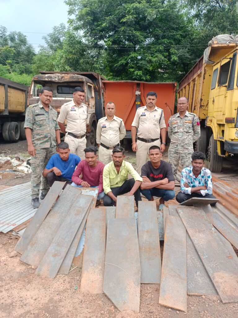 पुलिस ने लोहा चोरी करने वाले संगठित गिरोह का किया पर्दाफाश, प्लांट से चोरी लोहे प्लेट के साथ पांच आरोपी गिरफ्तार 1 1001392069