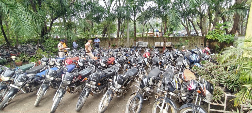 पुलिस ने किया संगठित बाइक चोर गिरोह का भंडाफोड़, 18 आरोपी गिरफतार, चोरी की 52 दुपहिया बरामद 2 1001399592