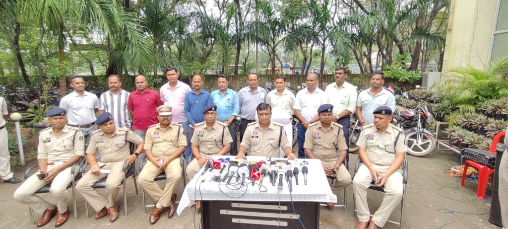 पुलिस ने किया संगठित बाइक चोर गिरोह का भंडाफोड़, 18 आरोपी गिरफतार, चोरी की 52 दुपहिया बरामद 1 1001399606
