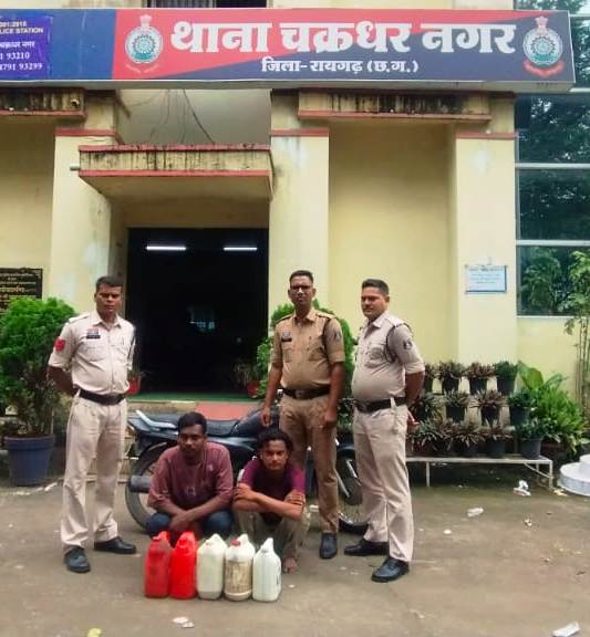 मोटरसाइकिल पर शराब तस्करी करते दो युवक चढ़े चक्रधरनगर पुलिस के हत्थे, 25 लीटर महुआ शराब और मोटर सायकल जप्त 1 1001401283