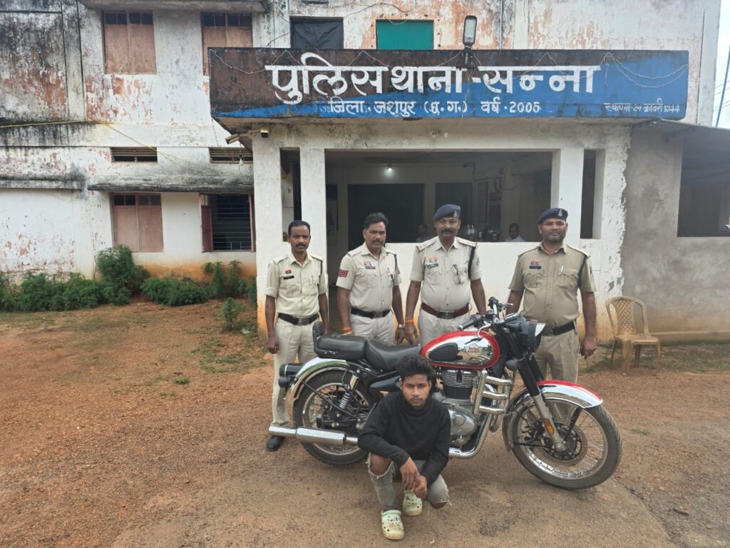 दो मोटर साइकल चोर को गोरखपुर उत्तर प्रदेश से ढूंढ लाई जशपुर पुलिस 1 1001408026