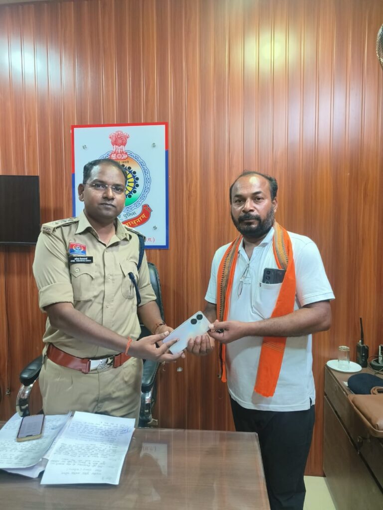 साइबर डीएसपी अनिल विश्वकर्मा ने 35 गुम/चोरी मोबाइल लौटाए मालिकों को, लोगों के चेहरों पर आई खुशी 1 1001410987