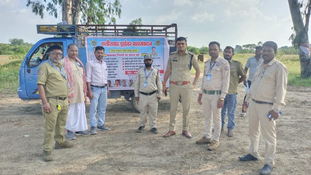 वाहन चालकों को ड्राइवर संग व पत्थलगांव थाना प्रभारी विनीत पांडे के द्वारा यातायात नियमों की जानकारी देकर किया जागरूक 1 1001417900