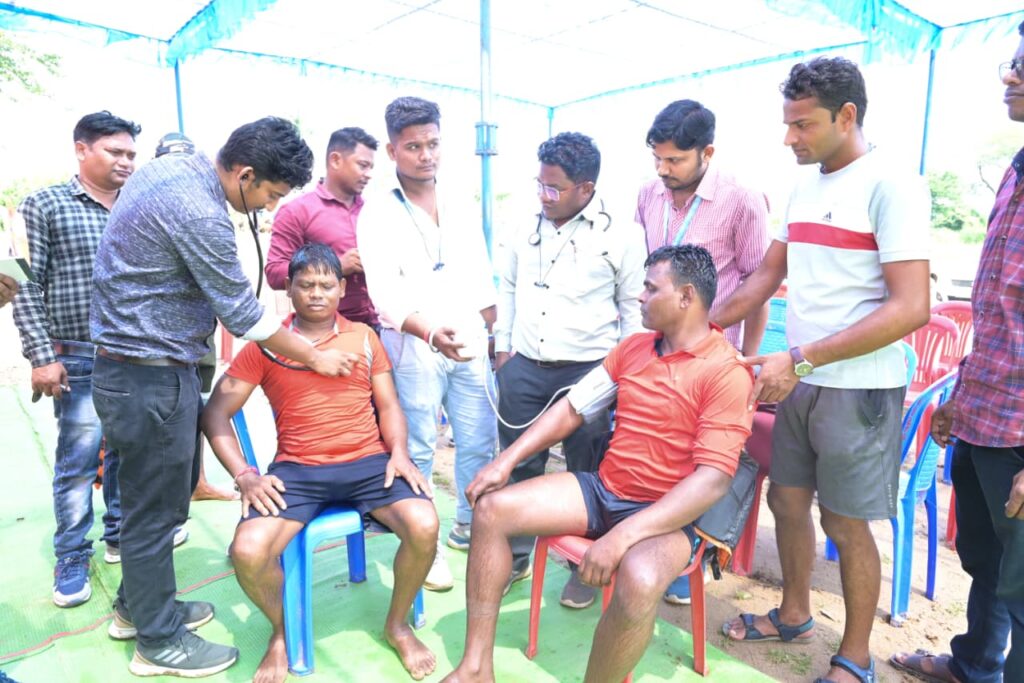 महानदी में फंसे लोगों को बचाव दल ने मोटरबोट से सुरक्षित निकाला 1 1001420208