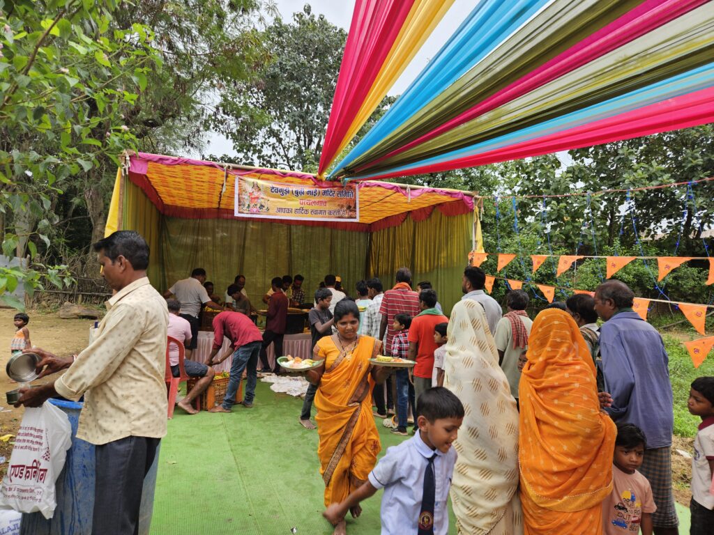 पत्थलगांव पुरानी बस्ती देवगुड़ी ( बुढ़ी मांई )मंदिर प्रांगण में भंडारे का आयोजन किया गया 2 1001425311