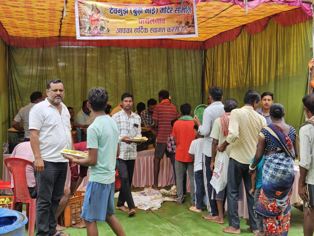 पत्थलगांव पुरानी बस्ती देवगुड़ी ( बुढ़ी मांई )मंदिर प्रांगण में भंडारे का आयोजन किया गया 1 1001425339