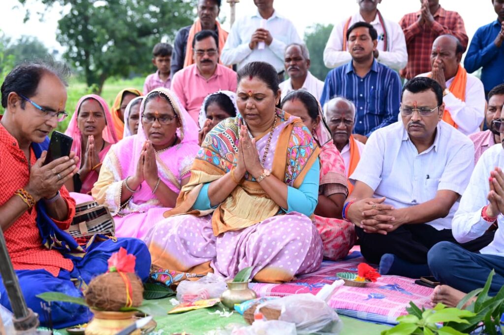 वर्षों से लंबित जनता की मांग को विधायक गोमती साय ने किया पूरा..मेन रोड से शब्दमुण्डा पहुँच मार्ग 2.10 km एवं कोटानपानी से तिलँगा पहुँच मार्ग 6.60 km का किया भूमिपूजन 1 1001441079