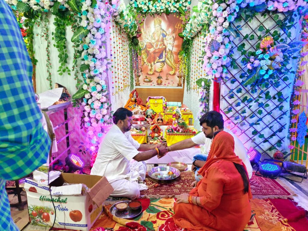 कछार (कटंगजोर) दुर्गा मंदिर में उमड़ा भक्तों का सैलाब, रोज़ शाम माता की रसोई में हजारों श्रद्धालु ग्रहण कर रहे प्रसाद 1 1001442010