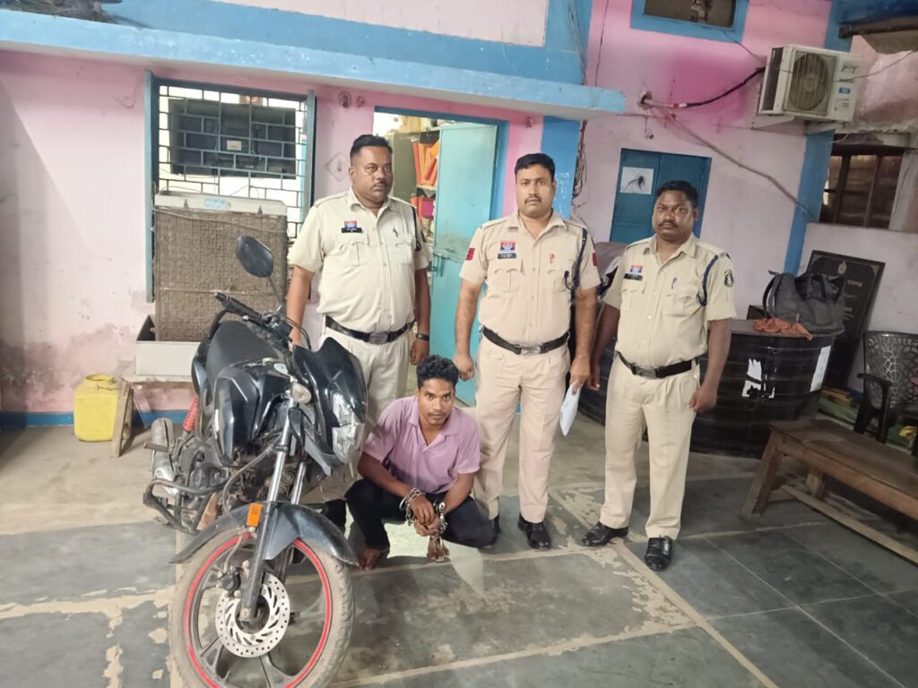 चोरी की बाइक बेचने ग्राहक तलाशते युवक को जूटमिल पुलिस ने दबोचा, चोरी के अपराध में भेजा जेल 1 1001458970