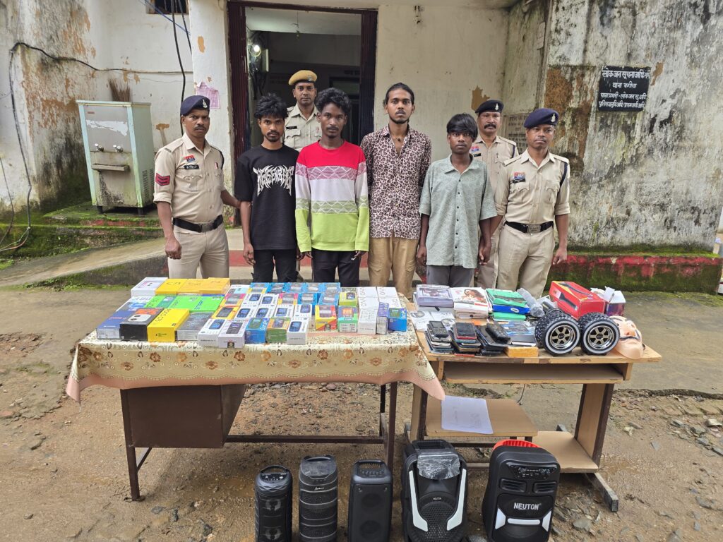 जशपुर पुलिस ने किया, महादेव डांड के मोबाइल शॉप में हुई चोरी का खुलासा, चार आरोपी गिरफ्तार 1 1001464607