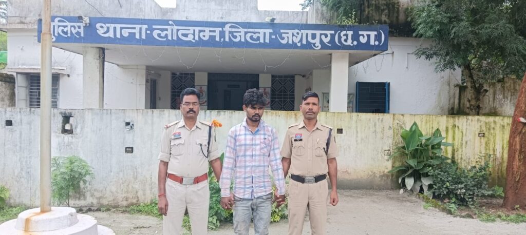 नशे के सौदागरों के खिलाफ जशपुर पुलिस का ऑपरेशन आघात : ब्राउन शुगर के साथ पकड़ा गया आरोपी तकीम खान, गिरफ्तार कर 1 1001481781