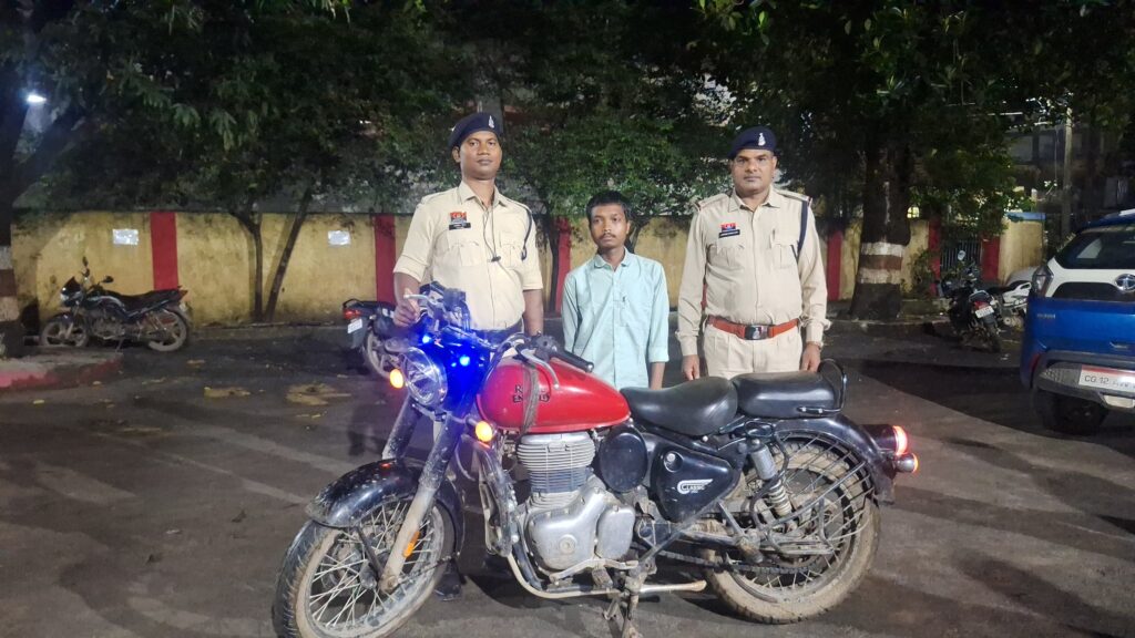 चोरी की बुलेट मोटर सायकल के साथ पकड़ा गया चोर भुवन सिंह, भेजा गया जेल 1 1001494985