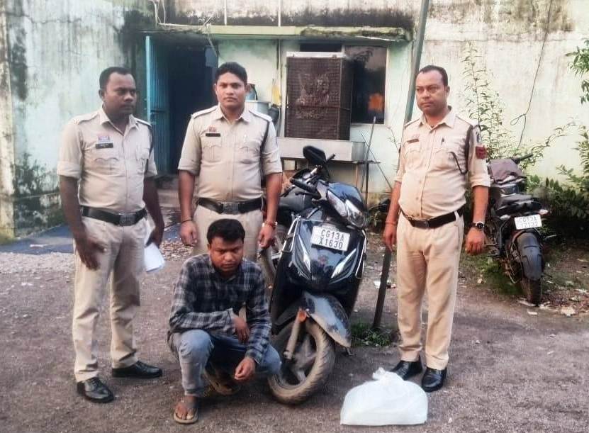 पुलिस की छापेमारी में 20 लीटर महुआ शराब के साथ युवक गिरफ्तार, स्कूटी भी जब्त 1 1001512319