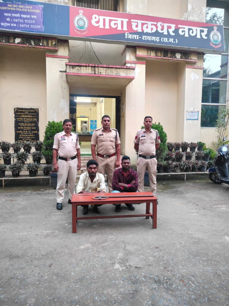 मानकेश्वरी मंदिर मेला में फरसा लहराते दो युवक गिरफ्तार, 1 1001518306