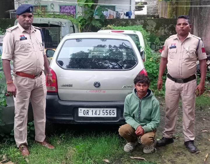 फरार गांजा तस्कर को जोबी पुलिस ने जशपुर में दबोचा— तस्करी में प्रयुक्त ऑल्टो कार भी जब्त 1 1001548370