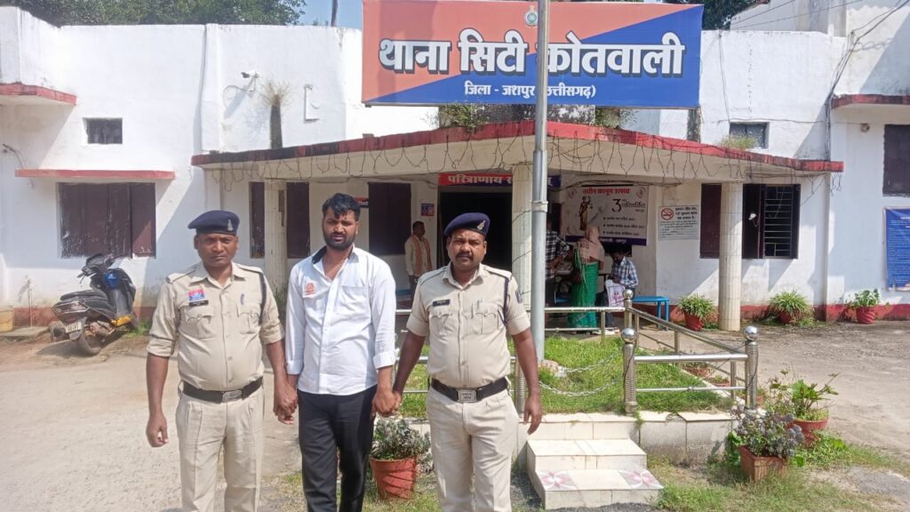 किराए पर खाता (म्यूल अकाउंट)देकर लोगों से ठगी करना पड़ा महंगा, जशपुर पुलिस चेन्नई से पकड़ लाई एक ठग को, गिरफ्तार कर भेजा जेल 1 1001584207
