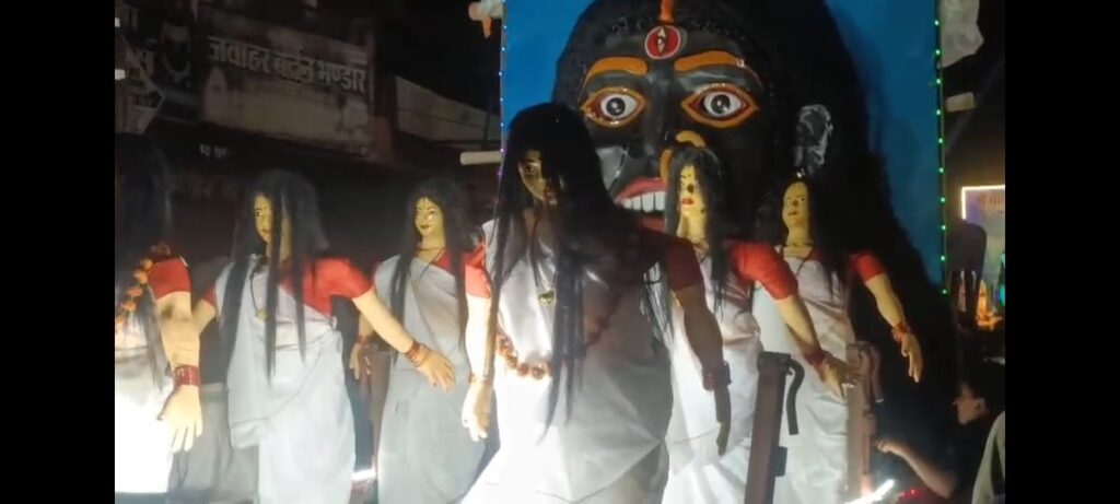 नगर दशहरा उत्सव समिति पिछले सत्तर वर्षों से लगातार कर रही आयोजन रावण और कुम्भकरण करते है नगर भ्रमण चलित झांकिया रही आकर्षण का केंद्र 3 IMG 20251004 WA0480