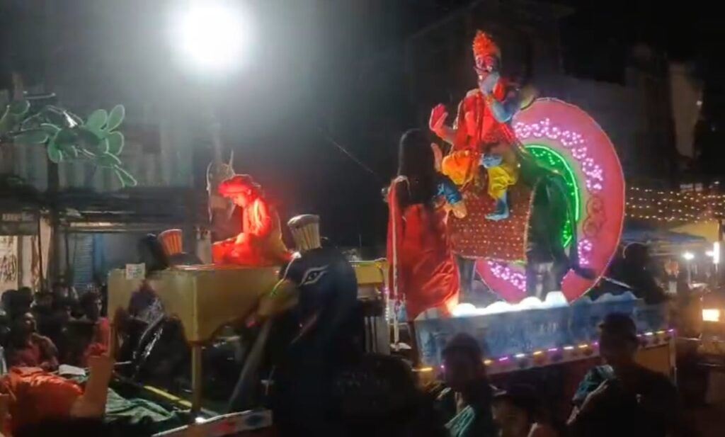 नगर दशहरा उत्सव समिति पिछले सत्तर वर्षों से लगातार कर रही आयोजन रावण और कुम्भकरण करते है नगर भ्रमण चलित झांकिया रही आकर्षण का केंद्र 2 IMG 20251004 WA0483