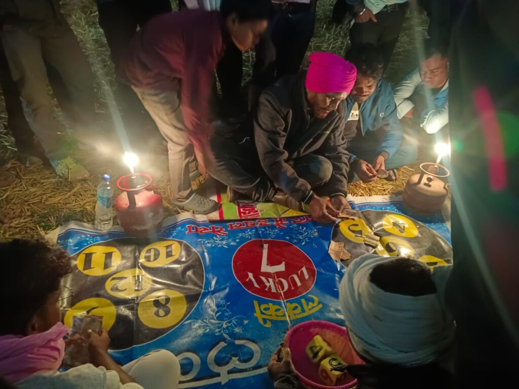 संस्कृतिक कार्यक्रम नाटक के दौरान पुलिस और पंचायत के संरक्षण में जुआ ( खुड खुंडियां) का खेल प्रशासन मौन 1 IMG 20251013 WA0282 1