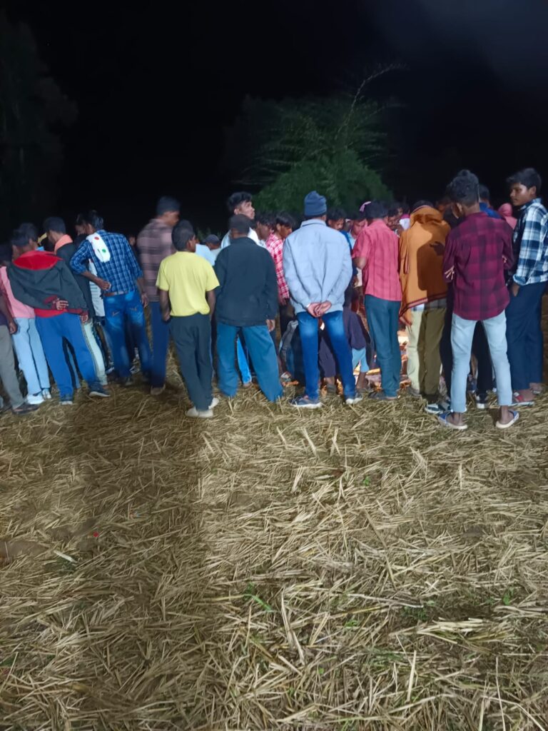 संस्कृतिक कार्यक्रम नाटक के दौरान पुलिस और पंचायत के संरक्षण में जुआ ( खुड खुंडियां) का खेल प्रशासन मौन 2 IMG 20251013 WA0283
